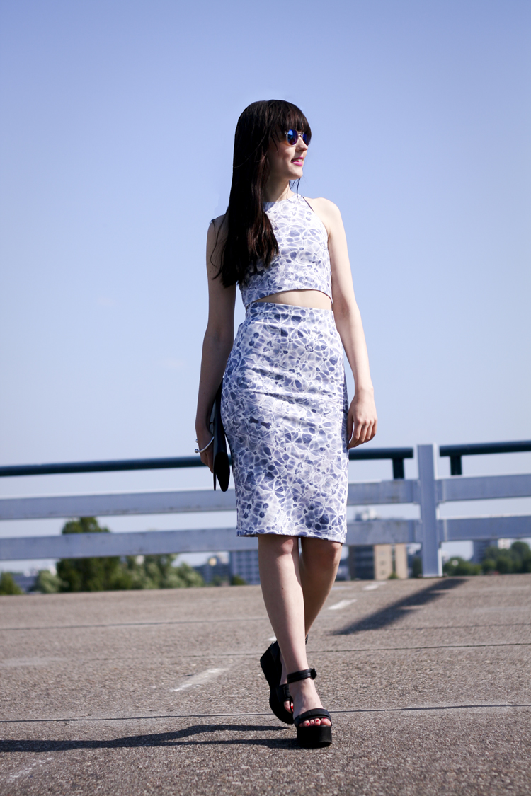 aka-clothing-set-crop-top-pencil-skirt-mirrored-sunglasses-platform-sandals-4
