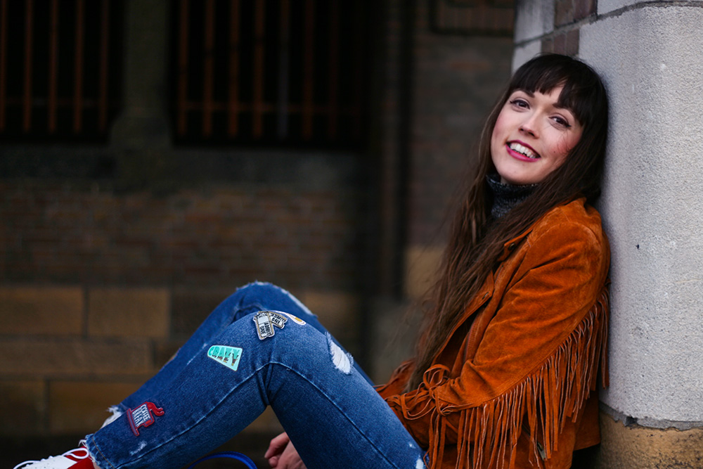 bullboxer-white-shoes-patchwork-jeans-miss-selfridge-fringe-suede-jacket-fashion-blogger-outfit-4
