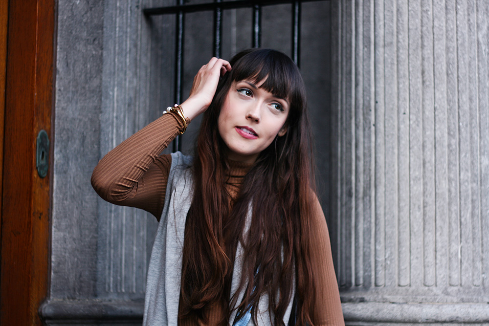 casual-chic-fashion-blogger-outfit-turtleneck-in-summer-long-natural-hair-2