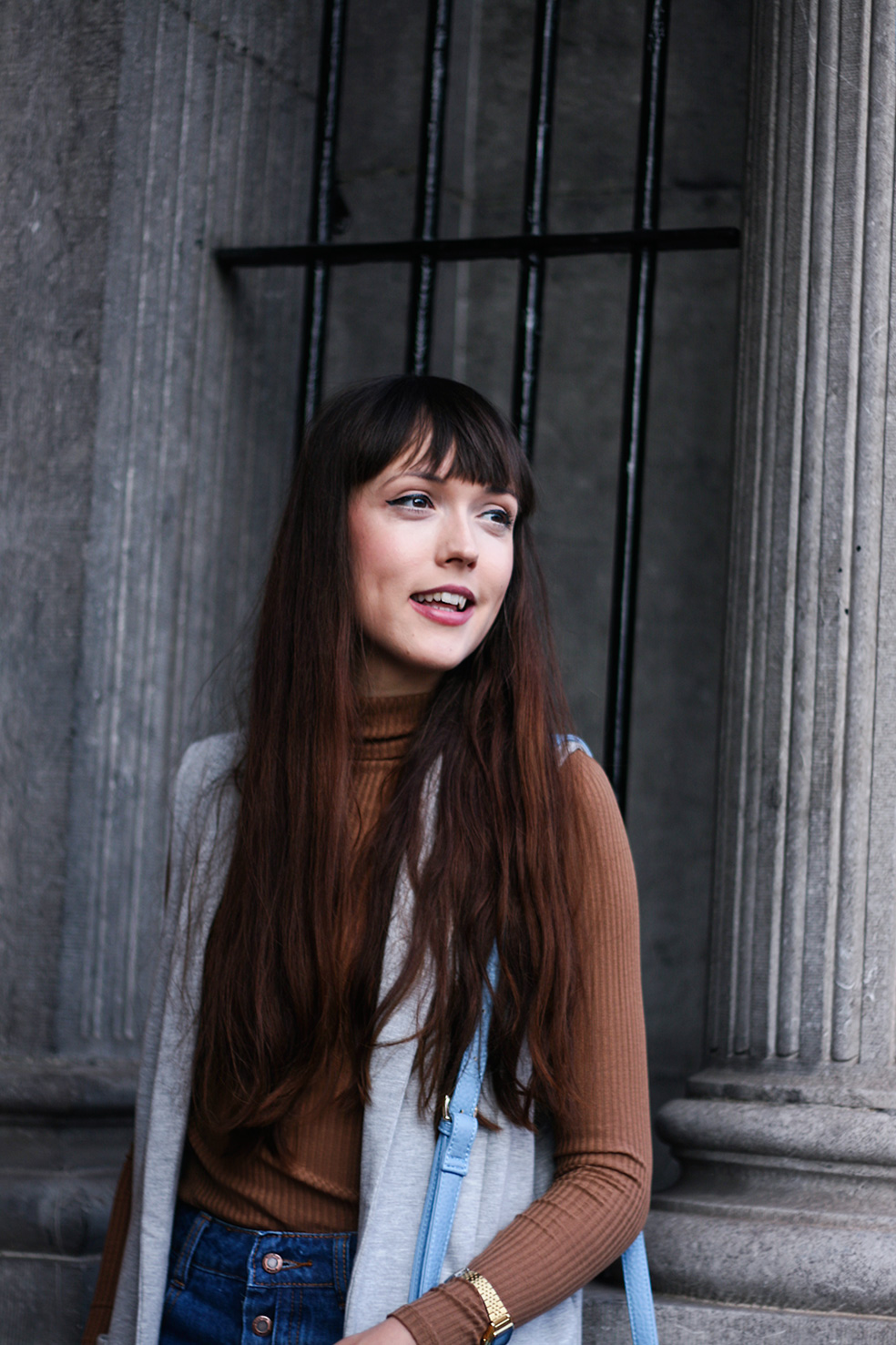 casual-chic-fashion-blogger-outfit-turtleneck-in-summer-long-natural-hair
