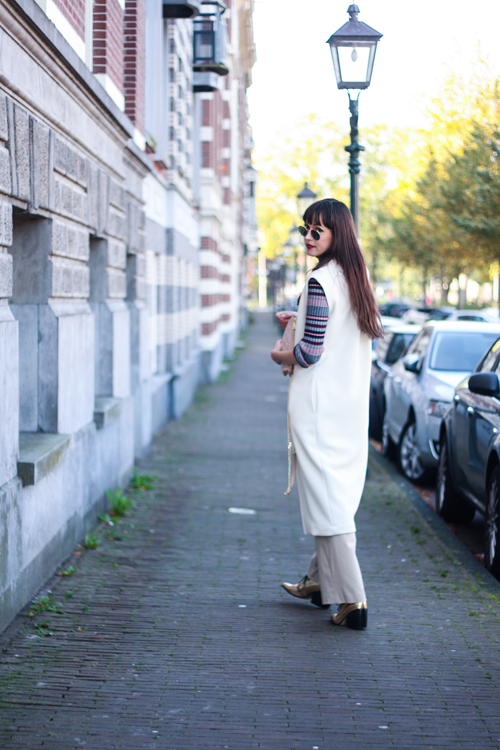 chic-autumn-layering-ready-to-fish-wide-trousers-sleeveless-trenchcoat-gold-shoes-rounded-rayban3