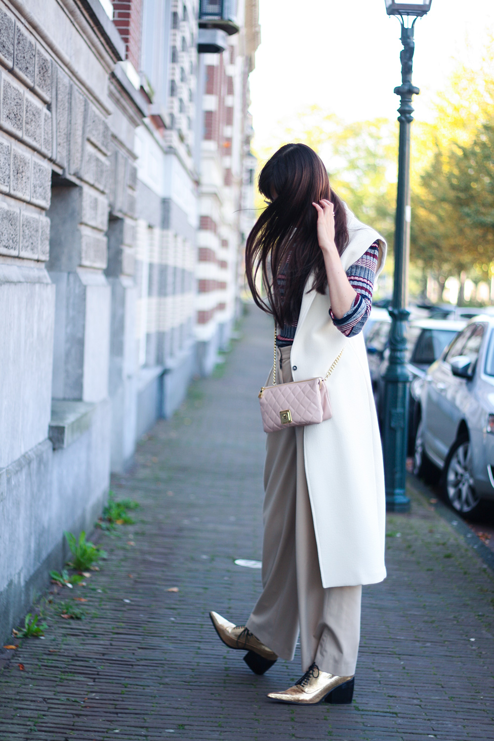 chic-autumn-layering-ready-to-fish-wide-trousers-sleeveless-trenchcoat-gold-shoes-rounded-rayban5
