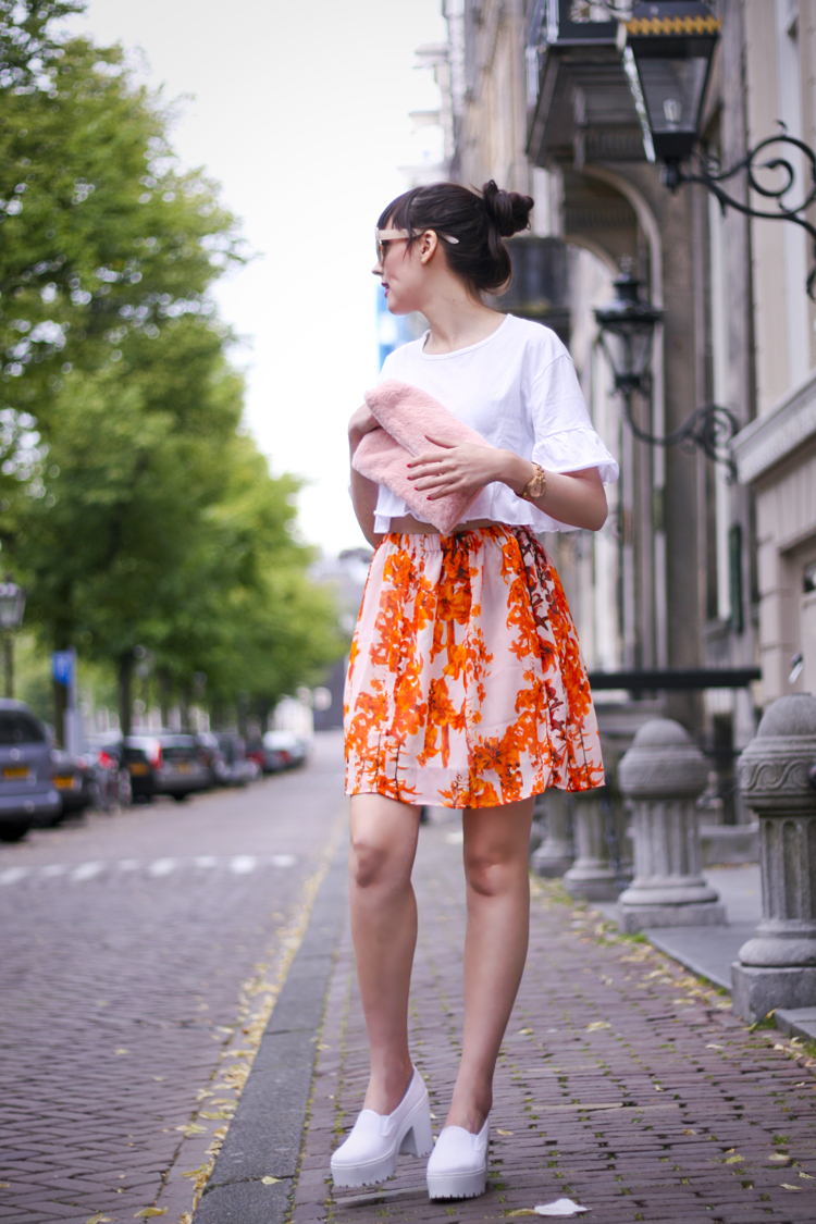 floral-skirt-oasap-ruffled-crop-top-oasap-fluffy-pink-clutch-white-heels-zerouv-sunglasses-8