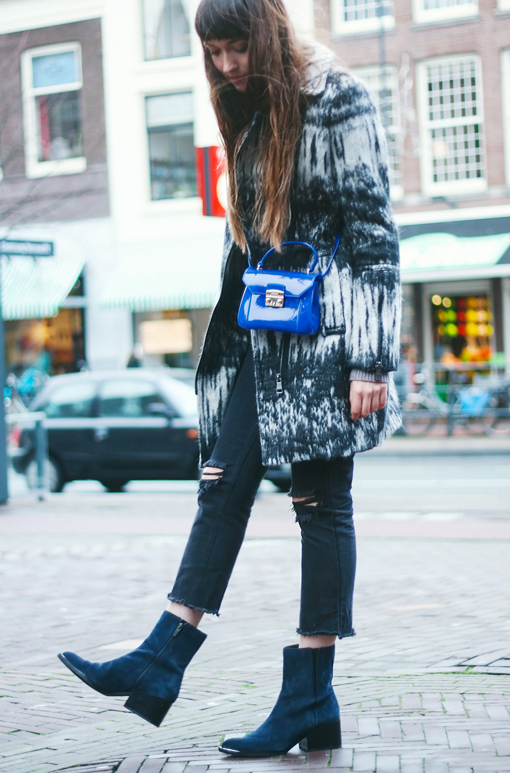 rich-and-royal-winter-coat-ripped-jeans-comfy-winter-outfit-2