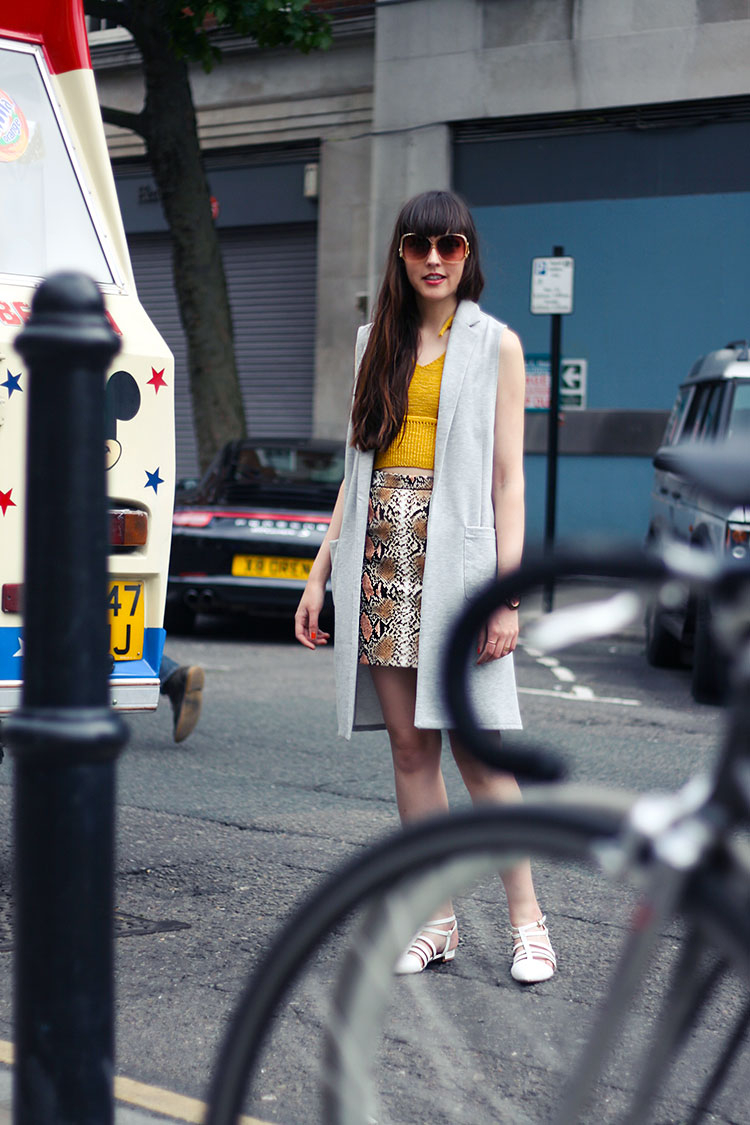 river-island-70s-style-outfit-icecream-truck-editorial-photoshoot-3