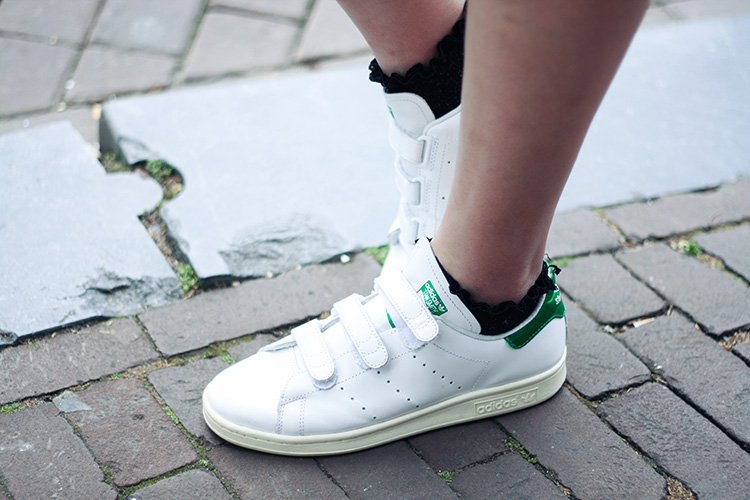 suede-trenchcoat-vila-lace-up-dress-rayban-rounded-sunglasses-stan-smith-adidas-fashion-blogger-6